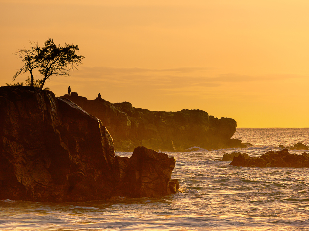 Скалы и красивый закат