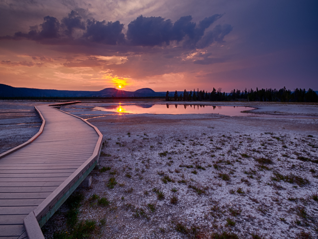 Мостик на фоне заката