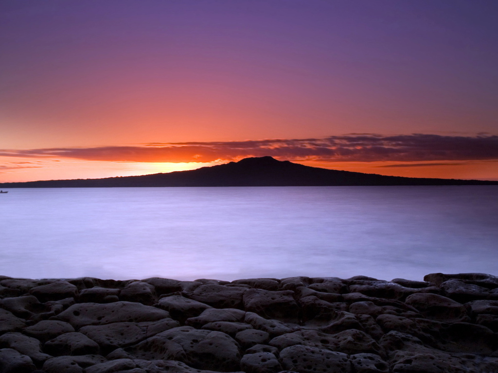 Закат за черной горой