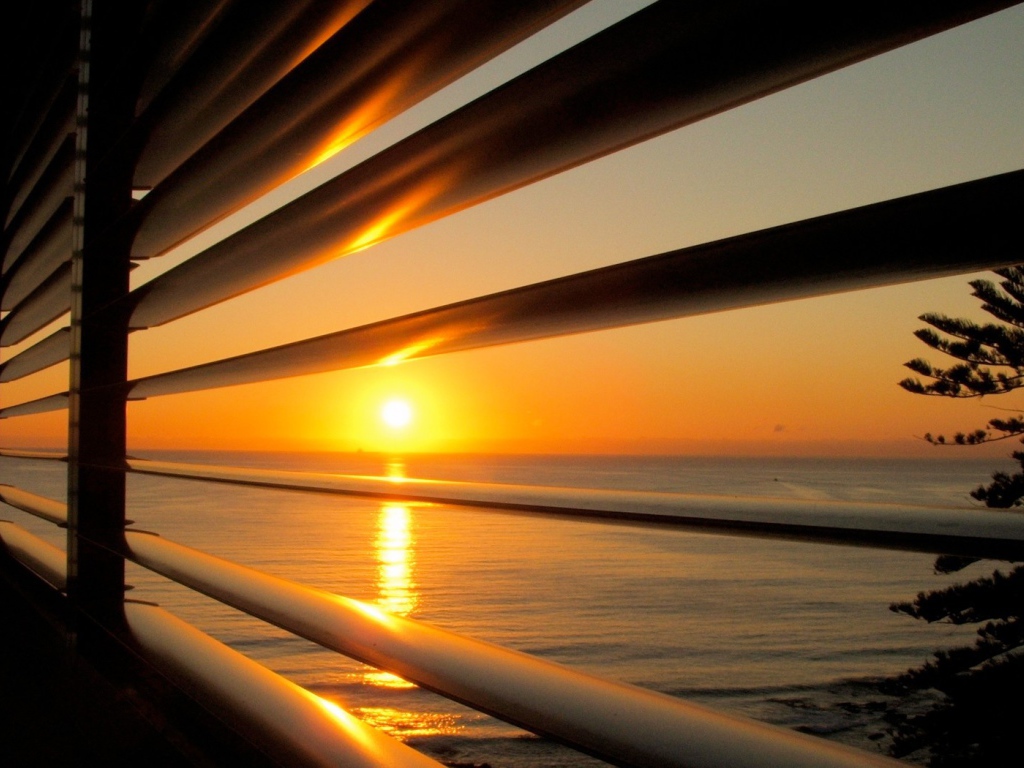 Вид на закат через жалюзи