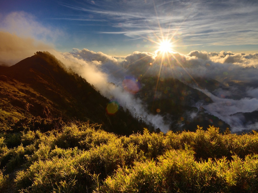 Солнце садится за горы