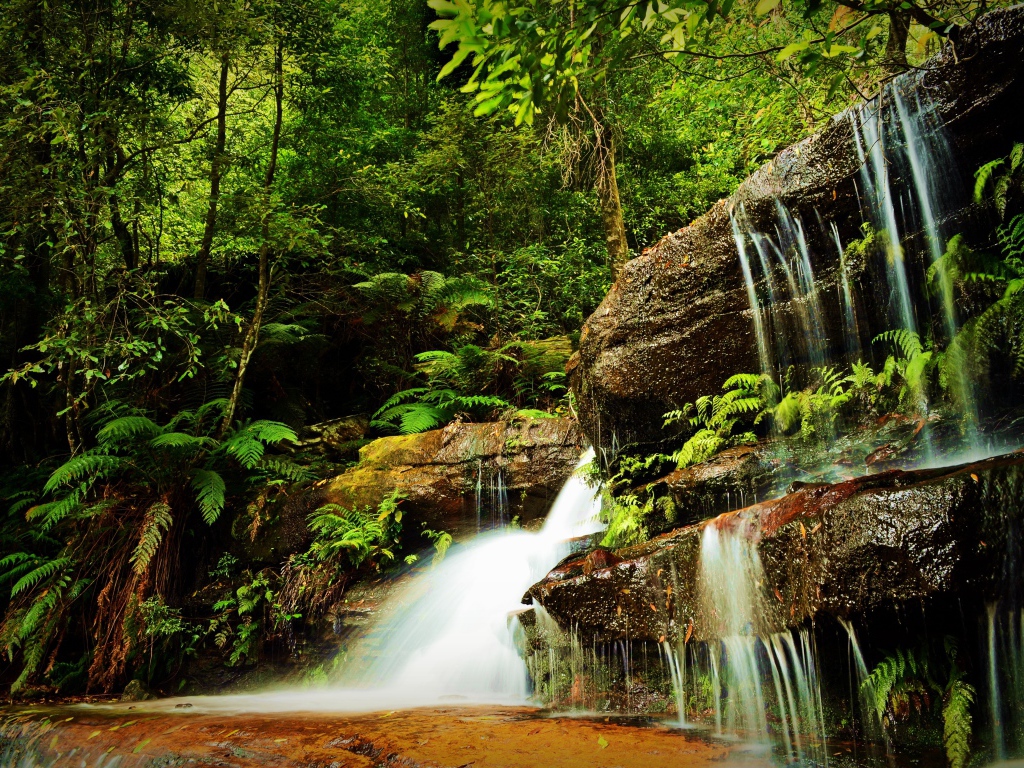 Красивый водопад на речке