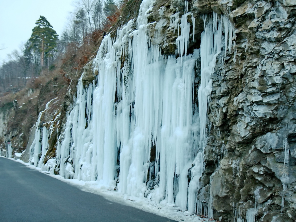Замерзший водопад в Лихтенштейне