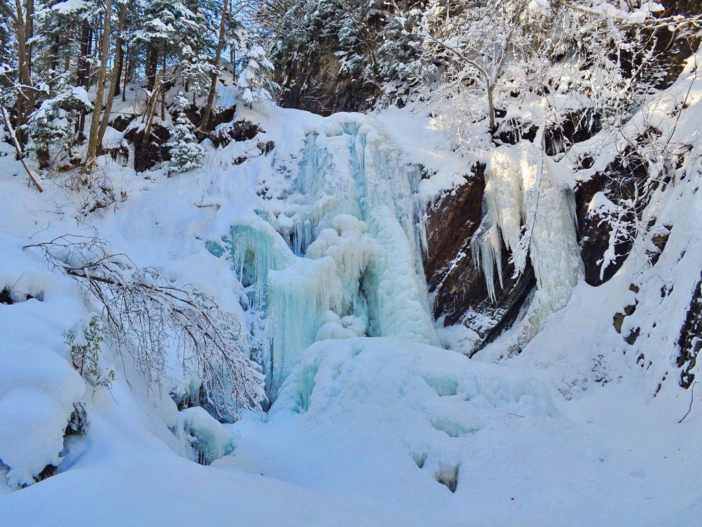 Замерзший водопад в Карпатах