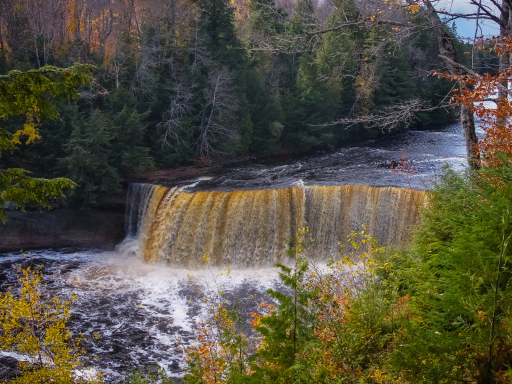 Коварный водопад среди леса