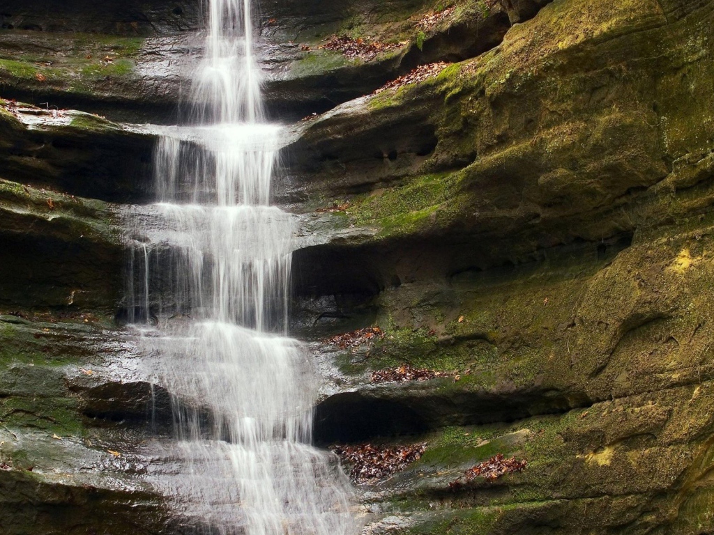 Водопад на скалах