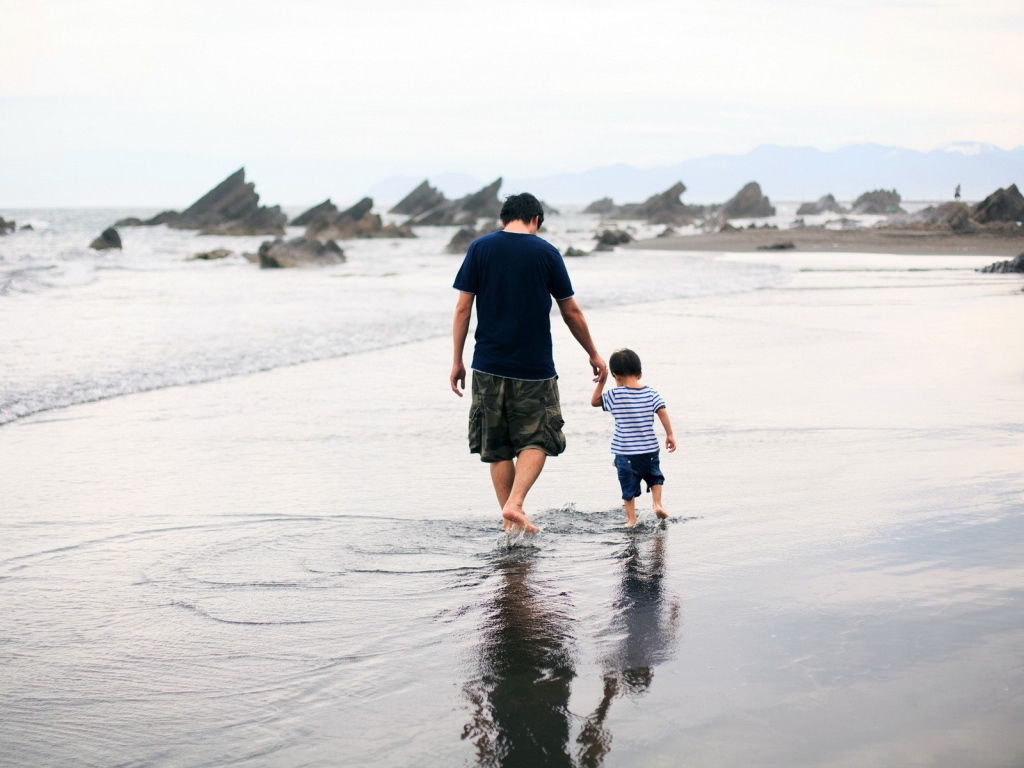 Отец с сыном гуляют по воде