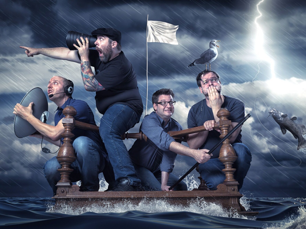 Мужики на спасательном плоту