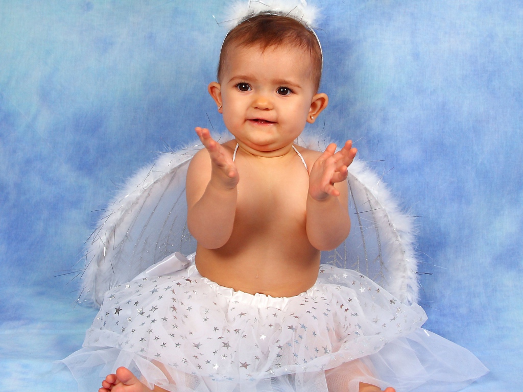 Милая девочка-ангел