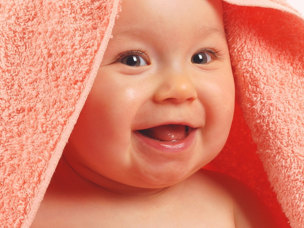 Ребенок в полотенце смеется