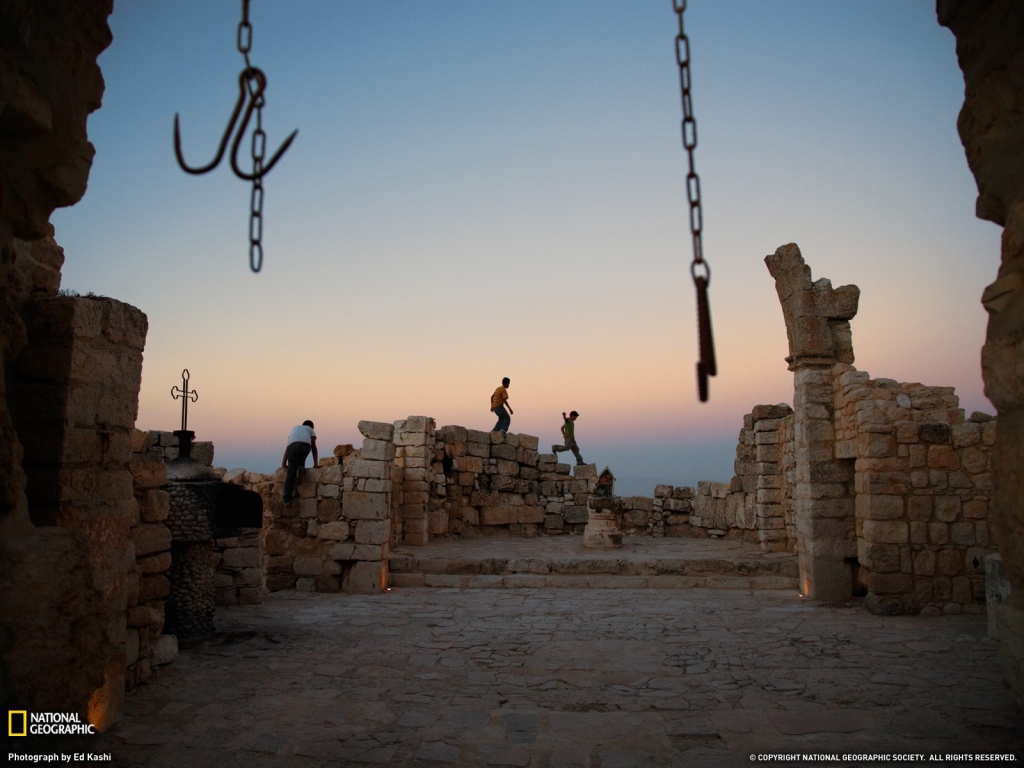 Дети играют на развалинах