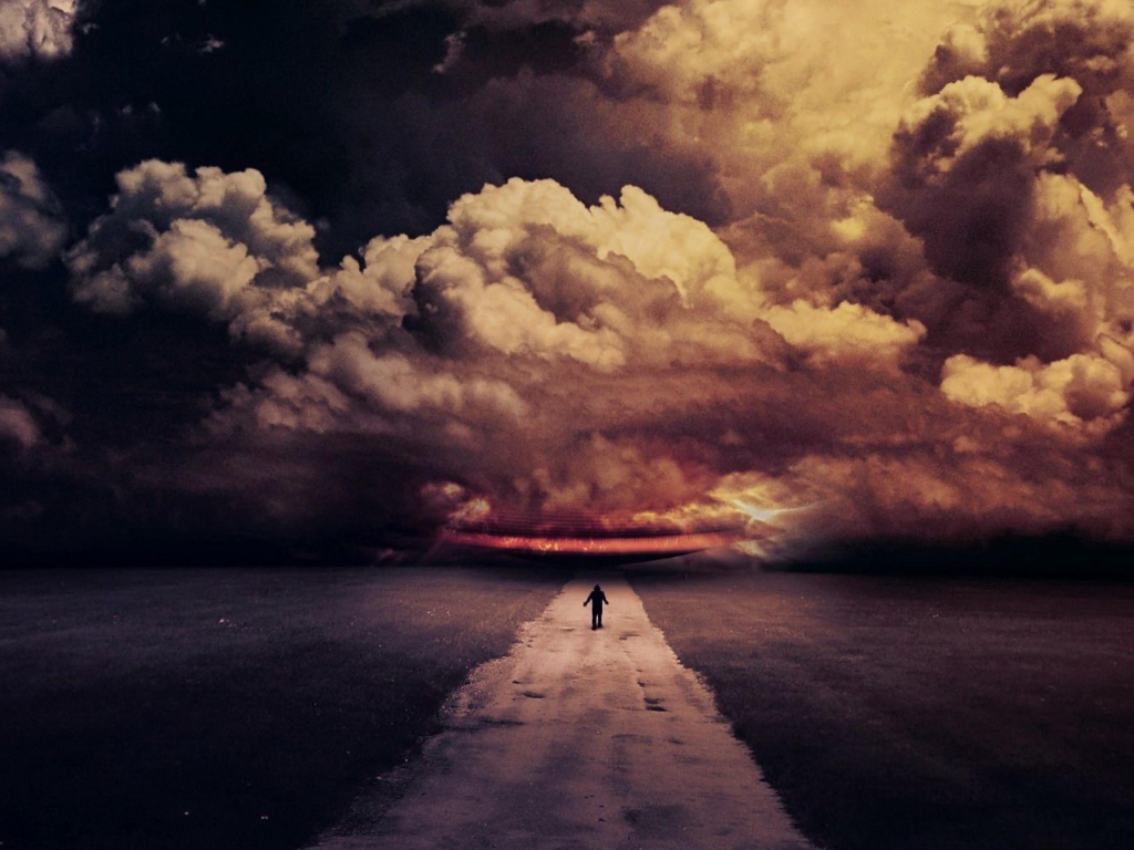 Человек на дороге идет на грозу