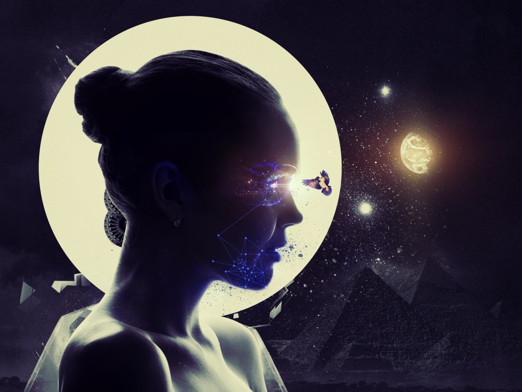 Портрет девушки с пирамидами