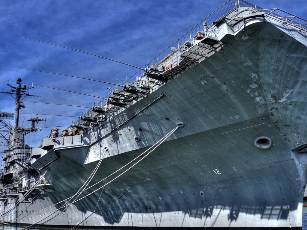 Авианосец у причала