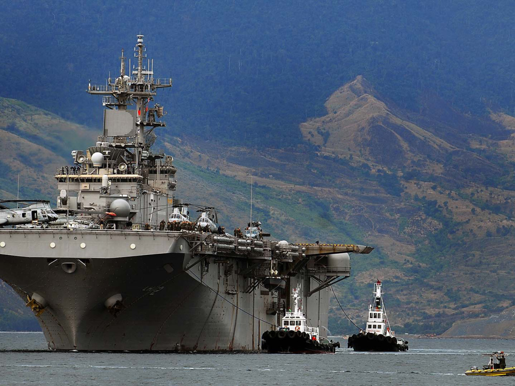 Авианосец у берега