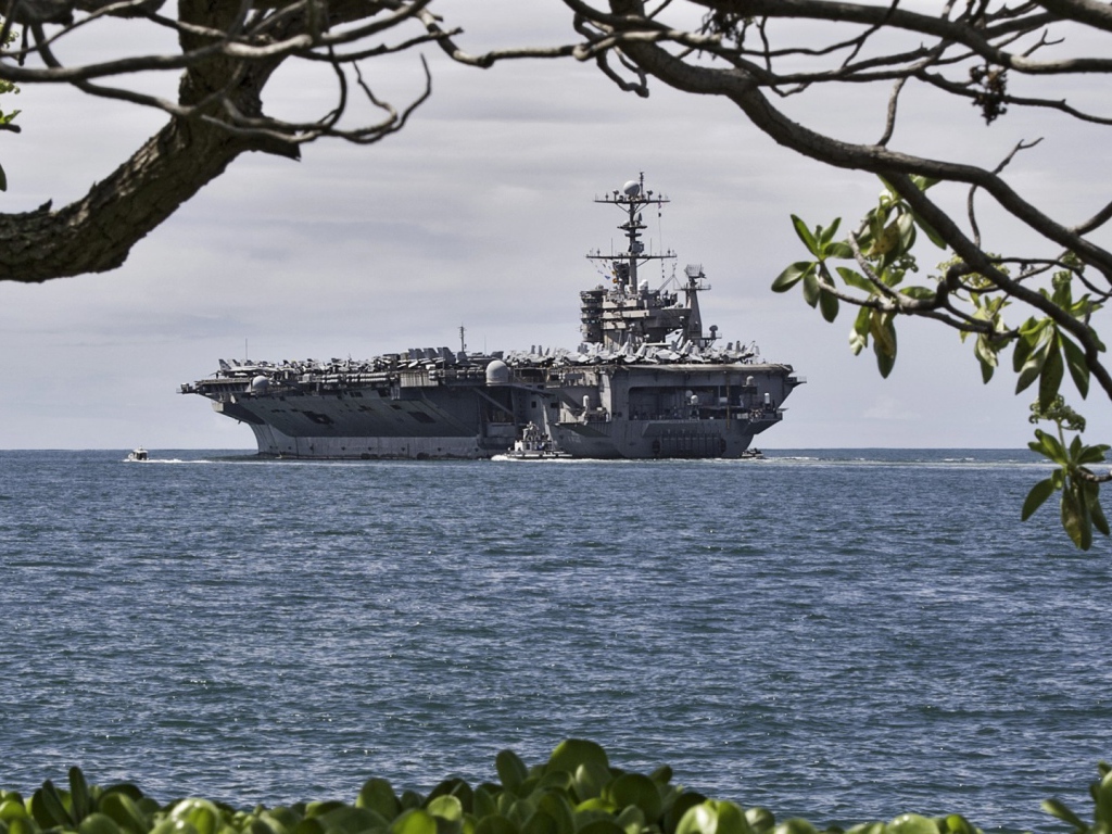 Авианосец у побережья