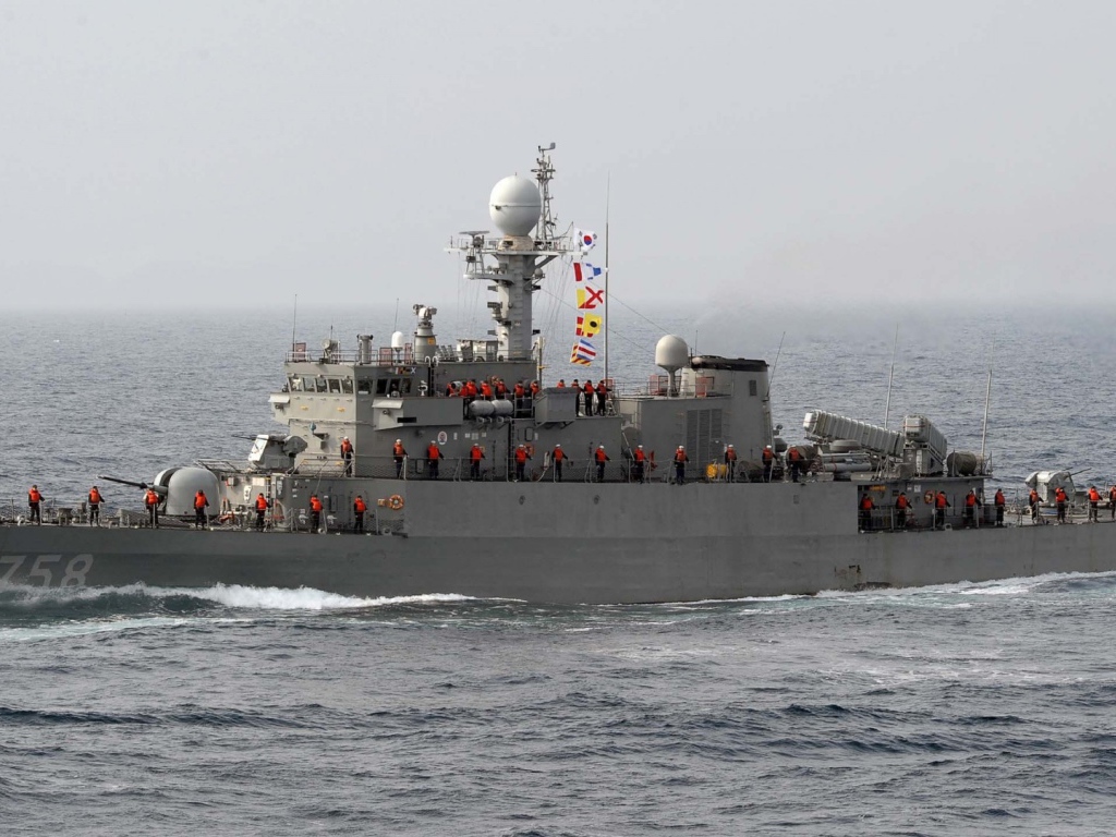 Боевой катер в море