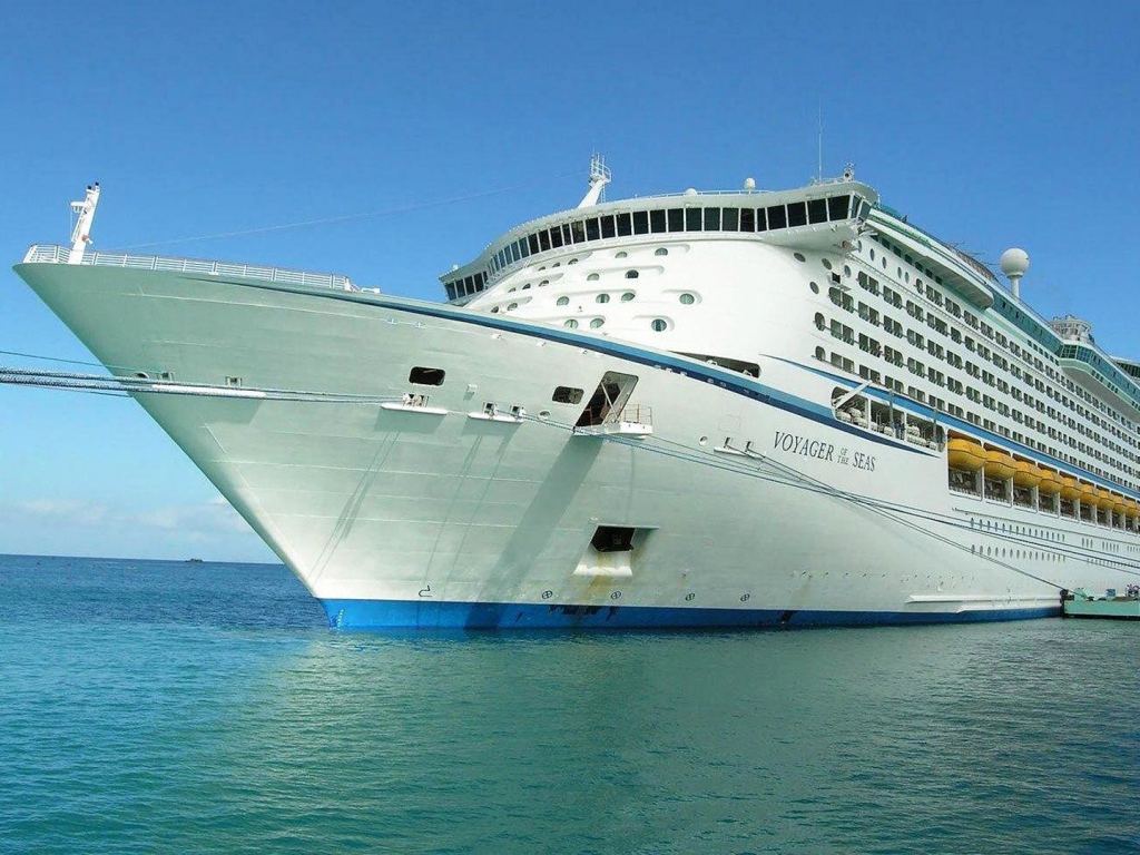 Пассажирский корабль в порту