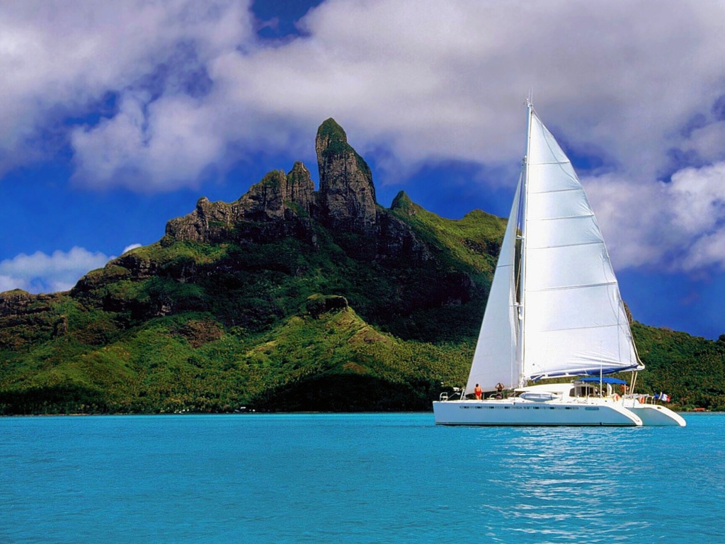 Небольшой парусник у острова