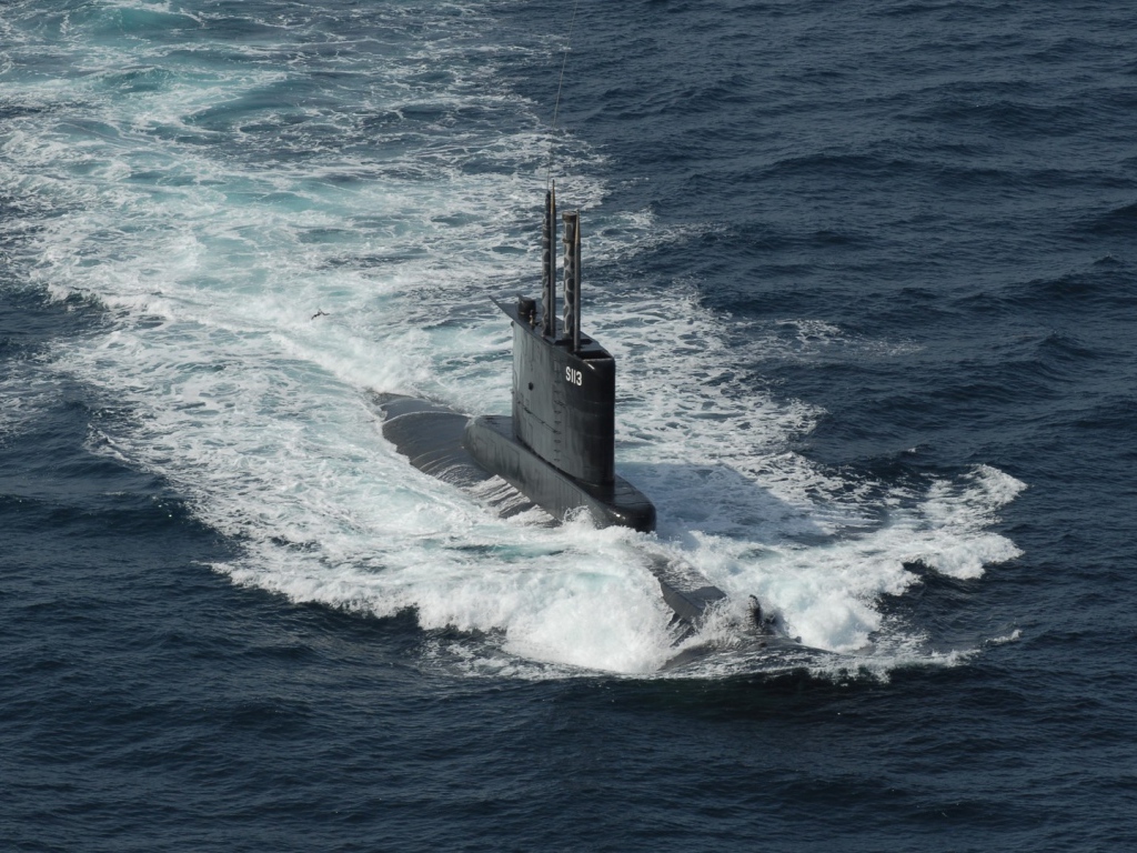 Подводная лодка в море