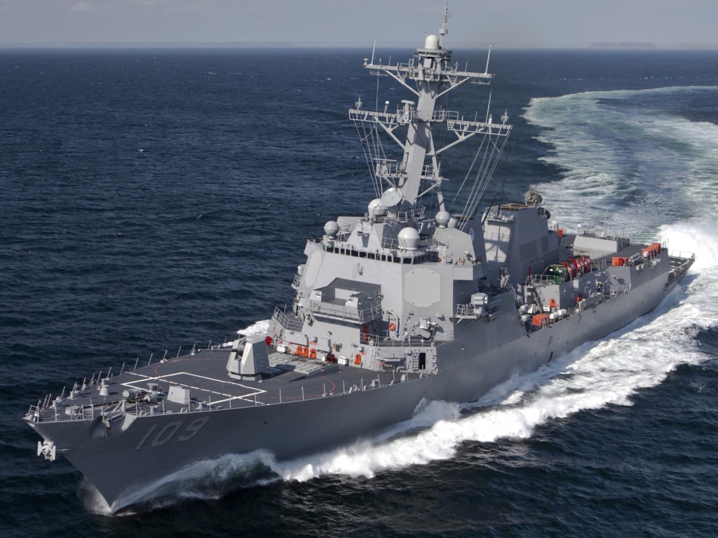 Разворот корабля в море