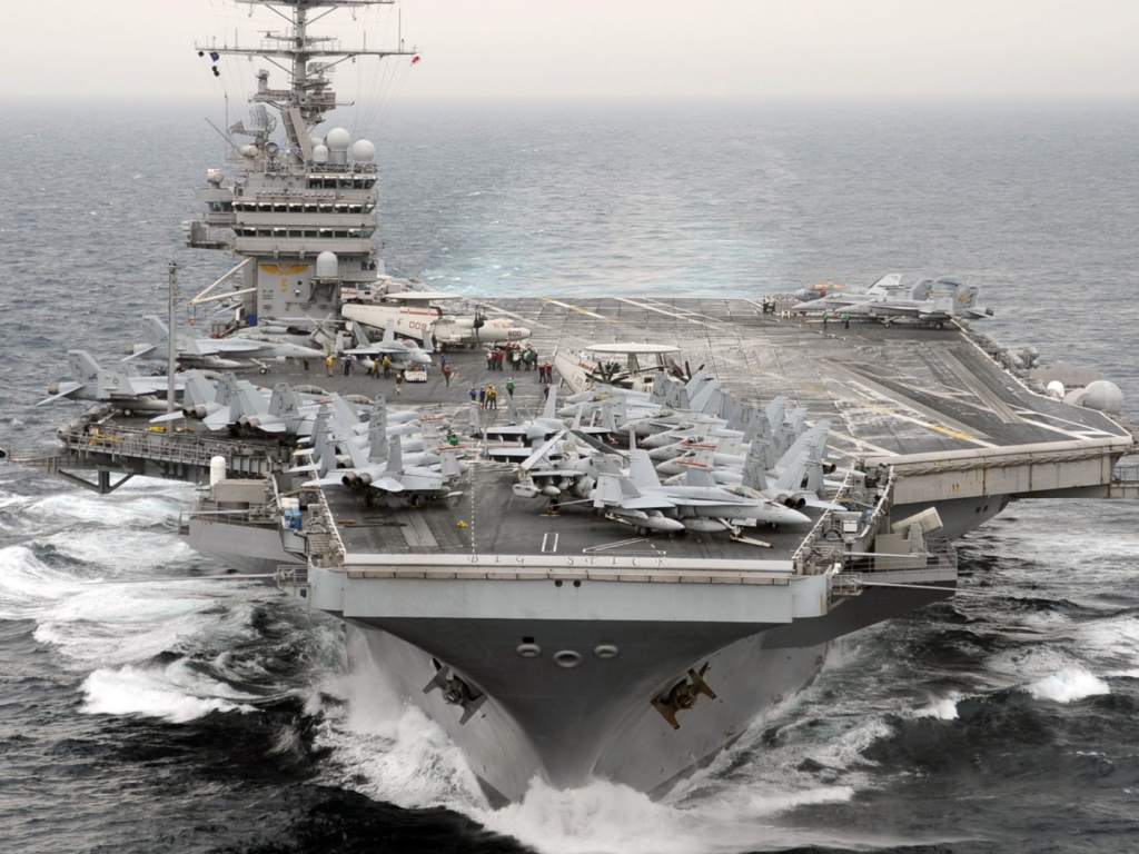 Американский авианосец в море