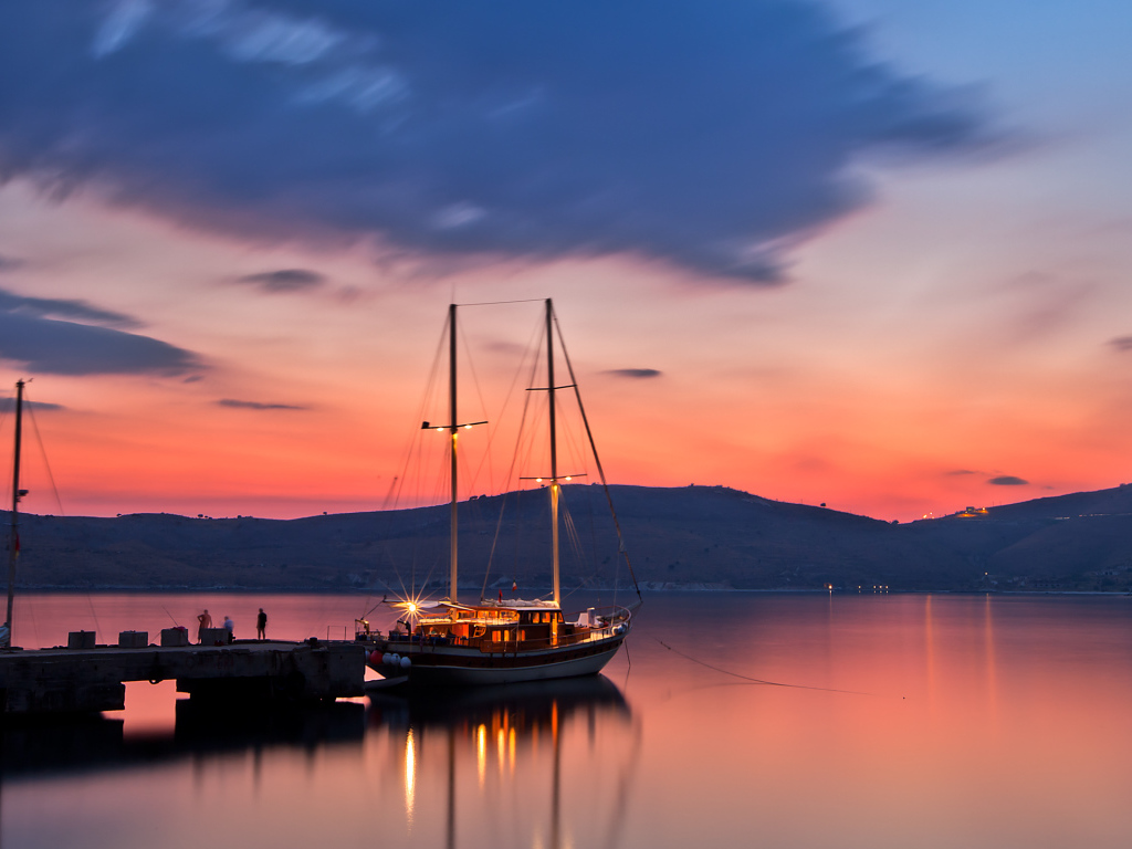 Яхта вечером у причала