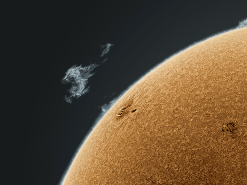 Чёрный фон и часть планеты