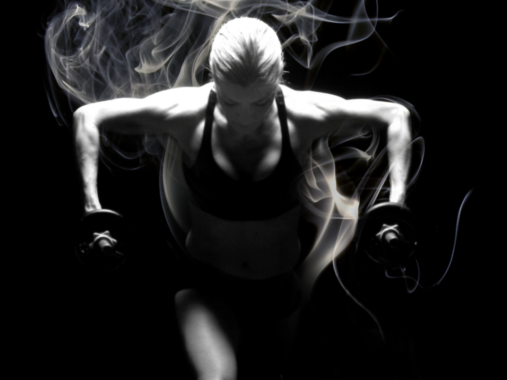 Спортсменка занимается фитнесом