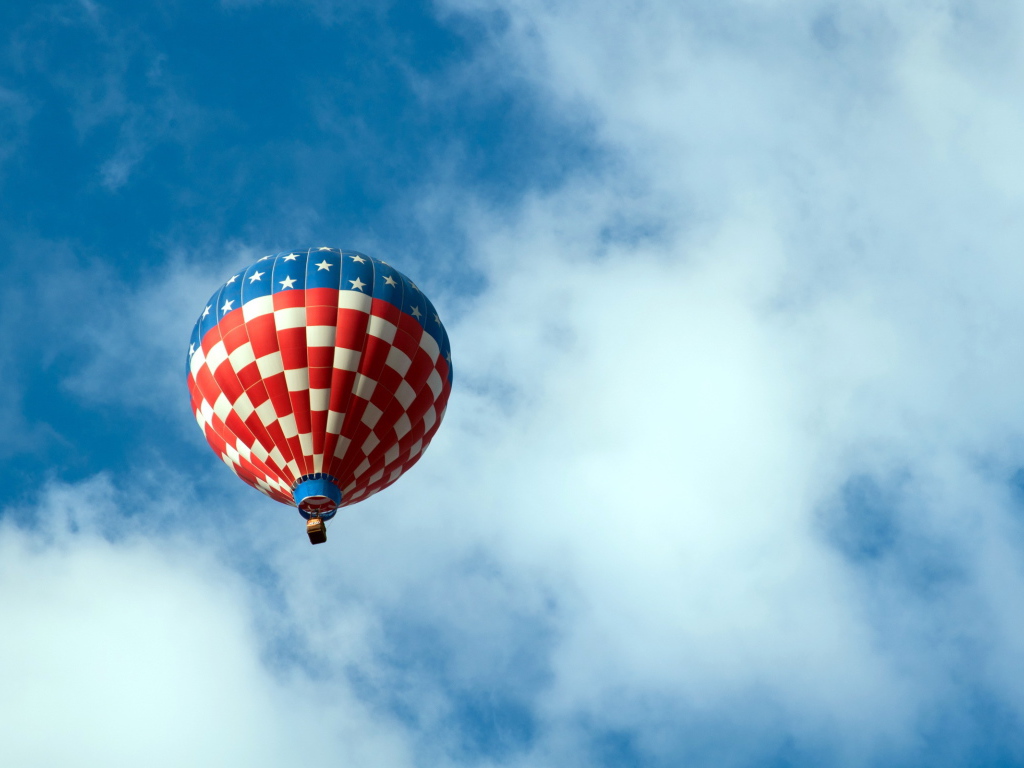 Воздушный шар в облачном небе