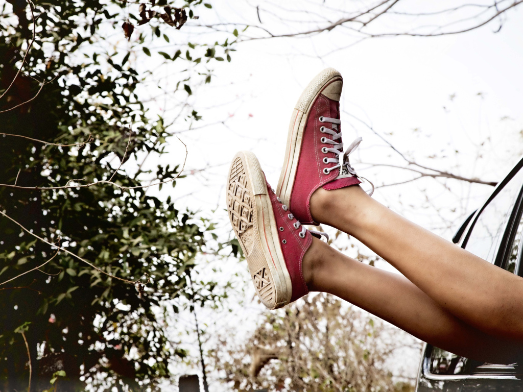 Ноги в кедах из окна