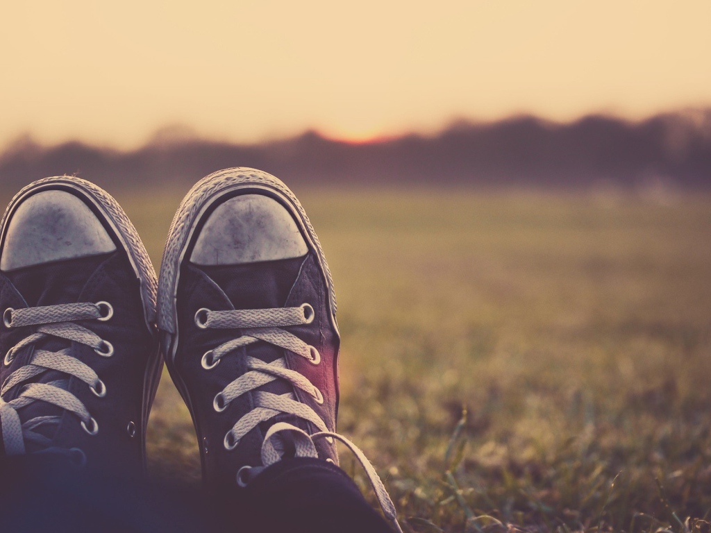 В кедах на фоне заката