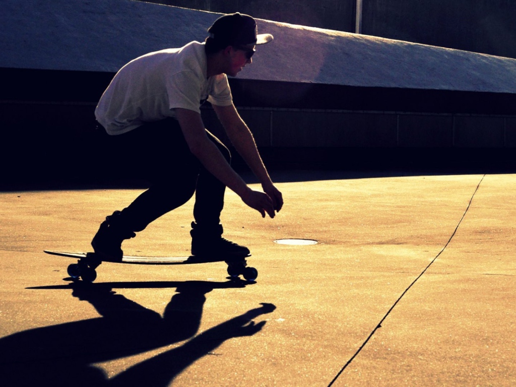 Человек катается на скейте