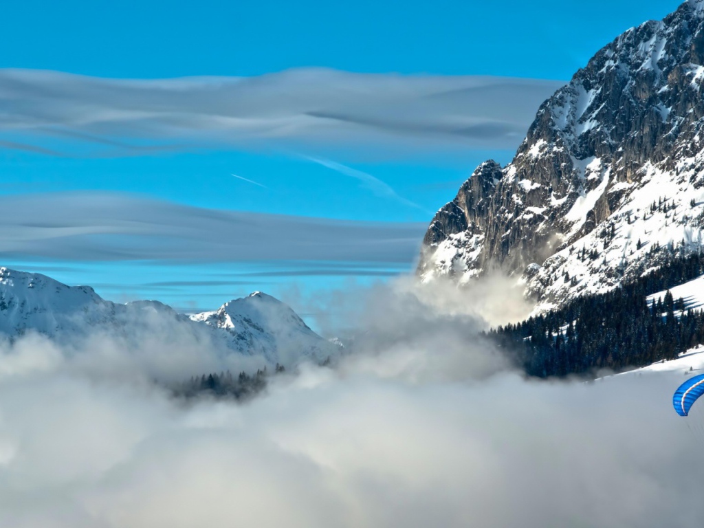 Парашютист в горах