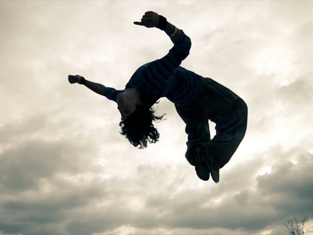 Паркурщик на фоне неба