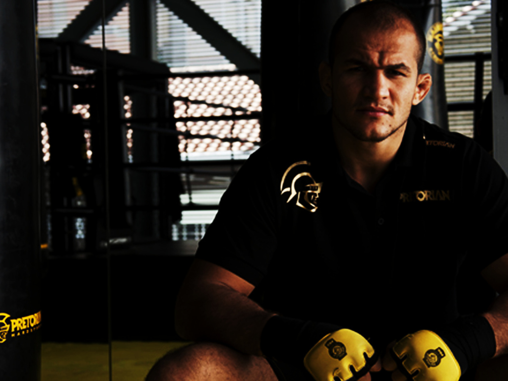 Популярный боец Джуниор Дос Сантос