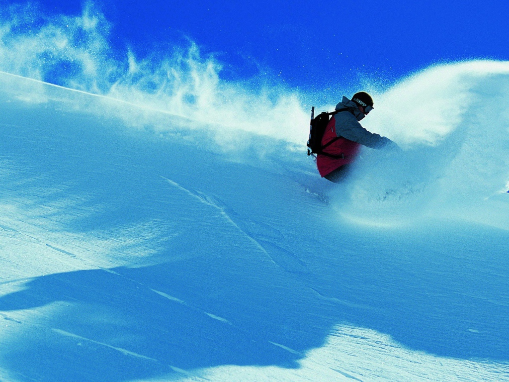 Сноубордист на спуске