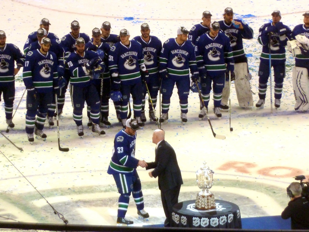 Лучший Хоккеист Ванкувера Хенрика Седина и его команда