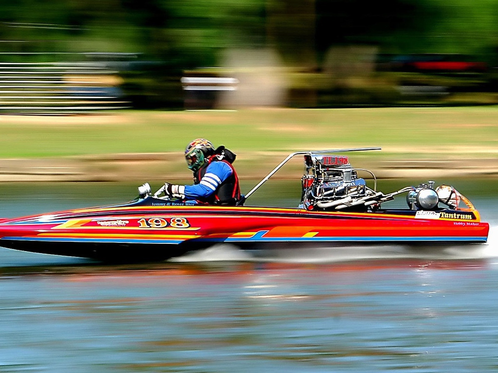 Гонка на моторной лодке