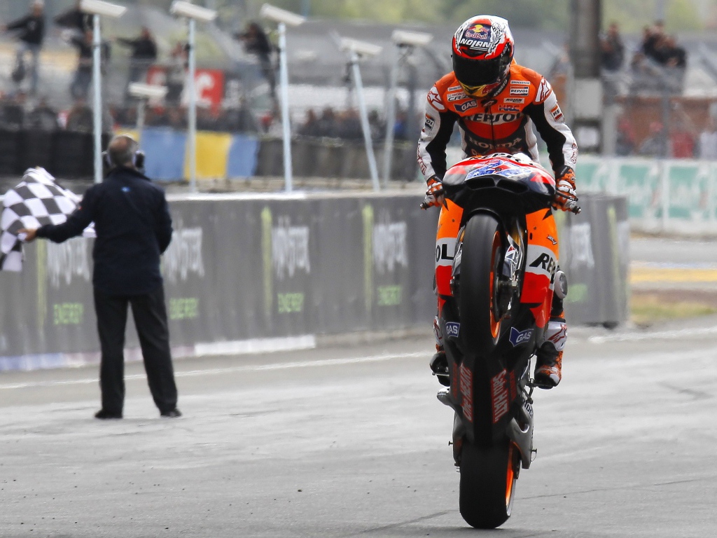 Стонер закончил гонку