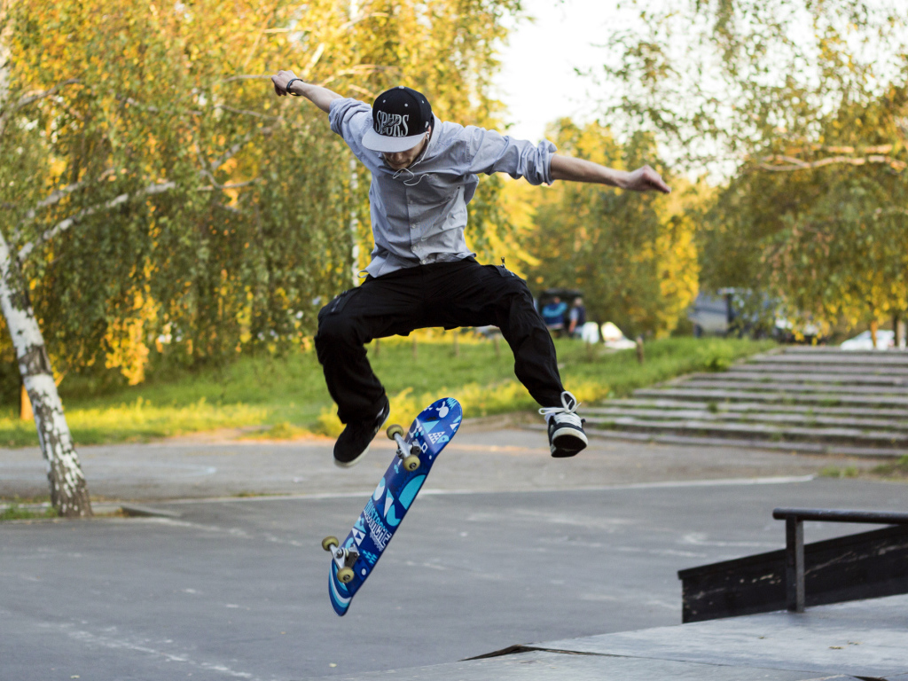 Прыжок в осеннем парке