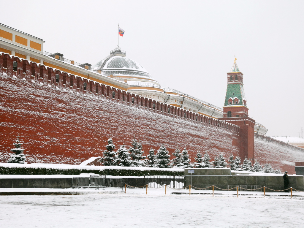 Снег в Москве Кремль
