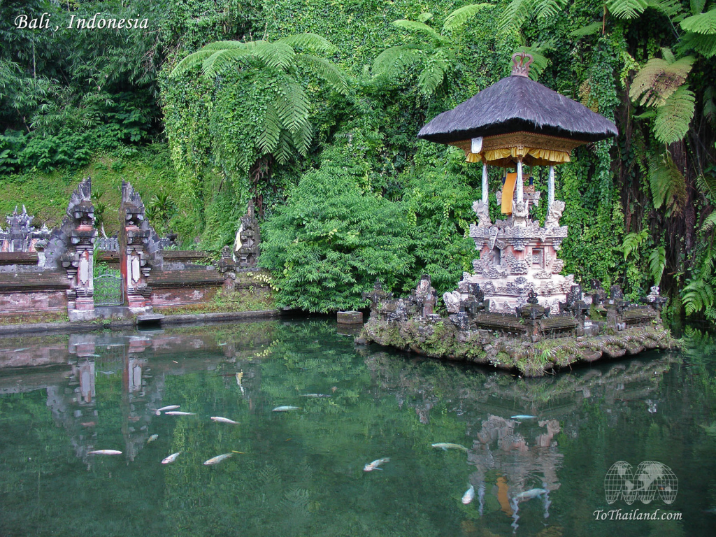 Часовня в джунглях Бали