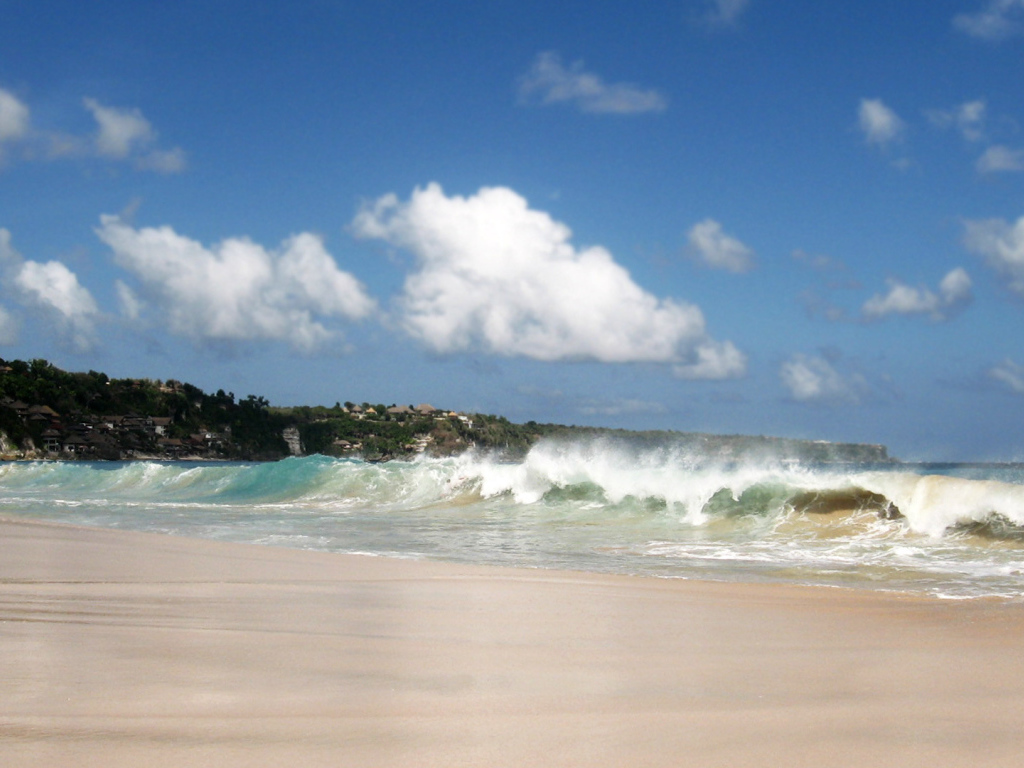 Волны прибоя на Бали