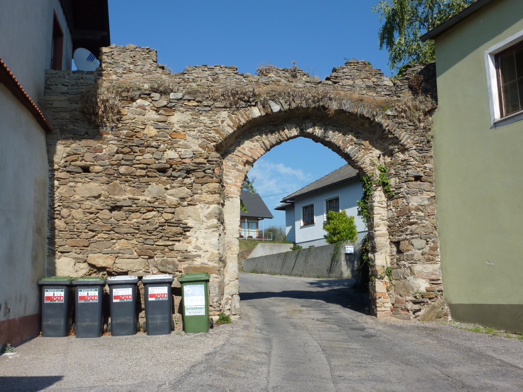 Старинная арка в городе Лэнгенфельд, Австрия