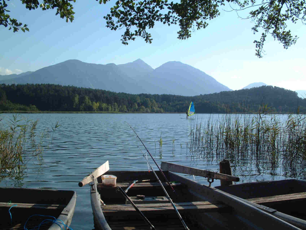 Лодка у берега озера Клопайнер Зее, Австрия