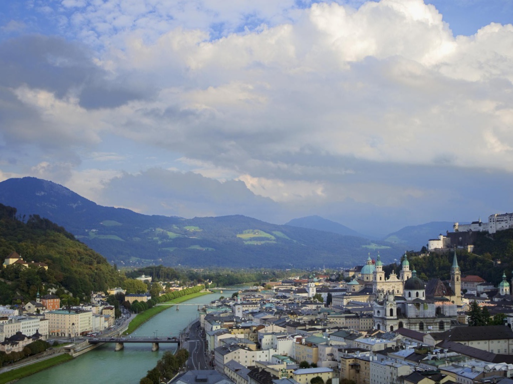 Город среди гор Зальцбург, Австрия