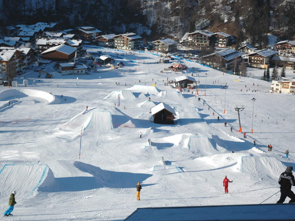 Спуск на лыжах на горнолыжном курорте Заальбах Хинтерглем, Австрия