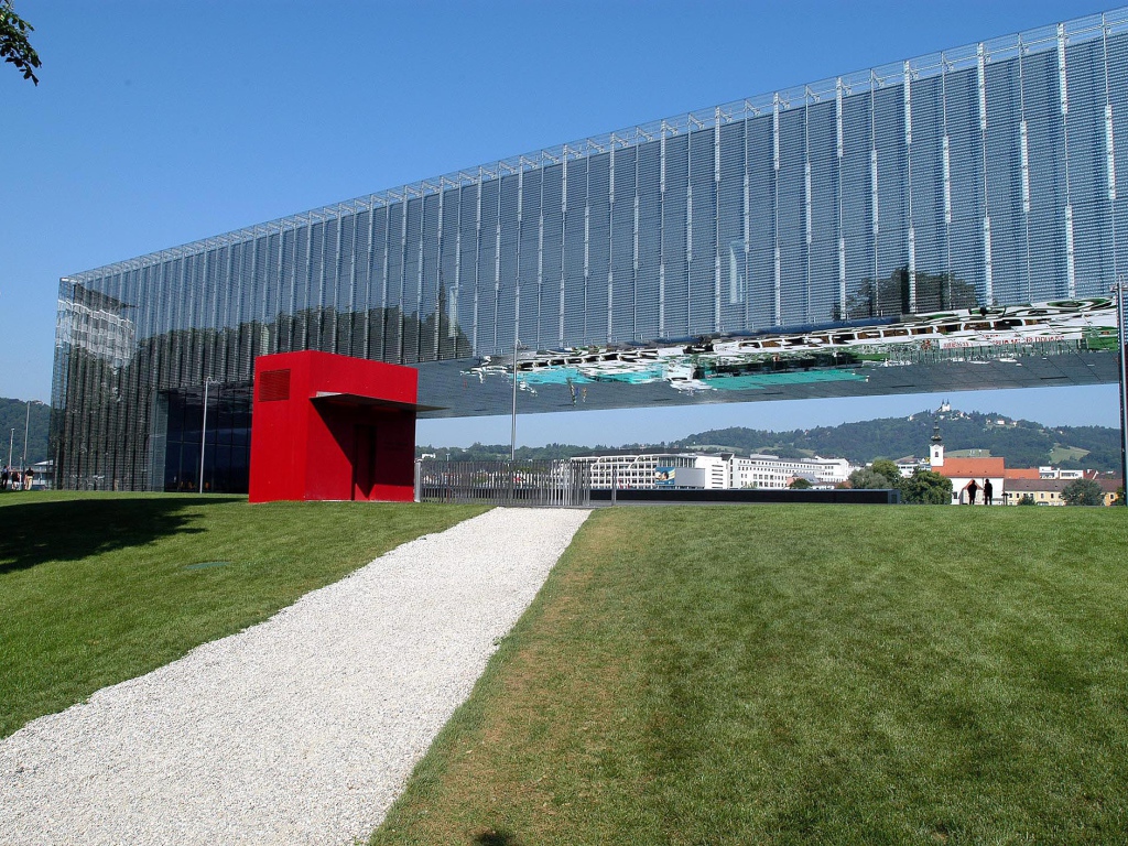 Стеклянное здание в городе Линц, Австрия