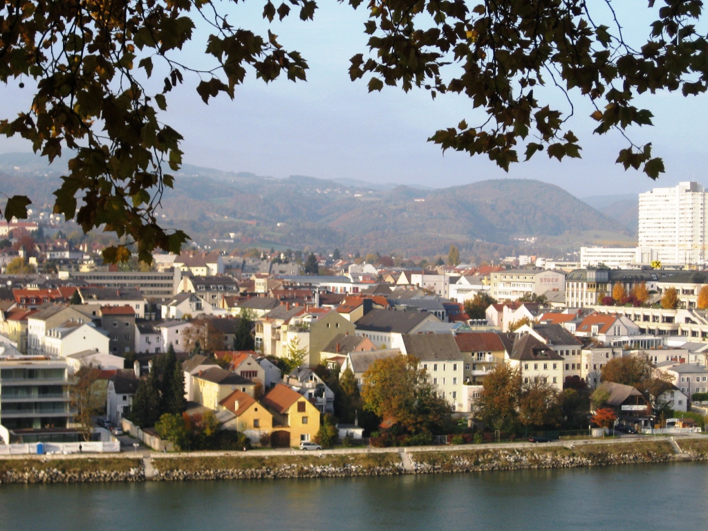 Дома на набережной в городе Линц, Австрия